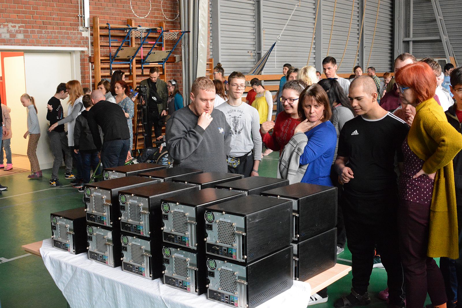 Számítógép-adomány az Ezredéves iskolának - a fejlesztő munkát segítik az eszközök